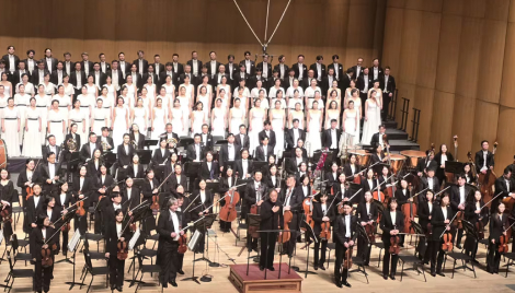 지휘봉으로 박자, 다른 손으론 섬세한 표현 지시