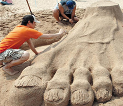 모래는 물을 적시면 서로 달라붙어서, 재미있는 모양을 만들 수 있어요. /김용우 기자