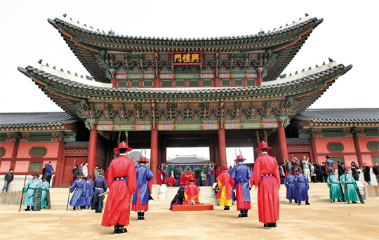 경복궁의 광화문과 근정문 사이에 있는 중문(中門)의 원래 이름은 ‘홍례문(弘禮門)’이었어요. 흥선대원군이 다시 지으면서 ‘흥례문(興禮門)’으로 이름을 고쳤지요