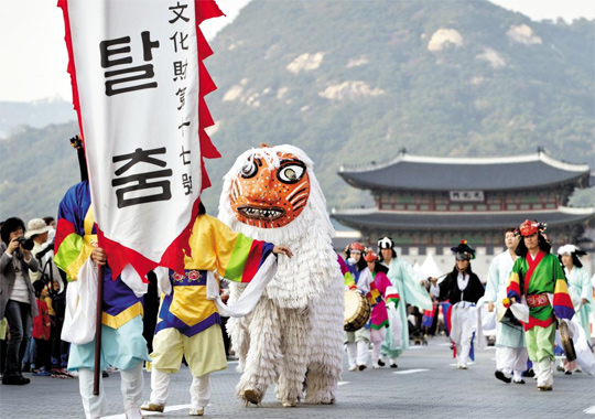 지난 13일 서울 광화문 광장에서 열린 서울 아리랑 축제에서 참가자들이 탈을 쓰고 행진하고 있어요