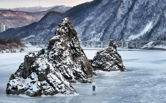 충북 단양의 도담삼봉이에요. 정도전의 호‘삼봉’이 여기서 유래했다는 이야기는 사실과 거리가 멀다고 해요.