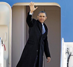 버락 오바마 미국 대통령이 '에어포스 원(미 대통령 전용기)'에 올라 손을 흔들고 있다.