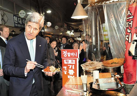 지난 13일 존 케리 미국 국무장관이 서울 종로구의 통인시장에서 떡볶이를 먹는 모습 사진