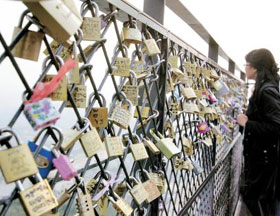 한 시민이 남산 N서울타워에 있는‘사랑의 자물쇠’를 보고 있다.