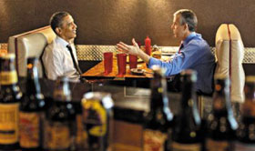 오바마 대통령이 버지니아주의 한 햄버거 가게에서 교육장관과 이야기를 하고 있다.