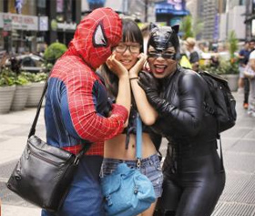 스파이더맨(왼쪽) 등으로 분장한 사람들이 미국 뉴욕 맨해튼의 타임스 스퀘어에서 관광객과 기념사진을 찍고 있다