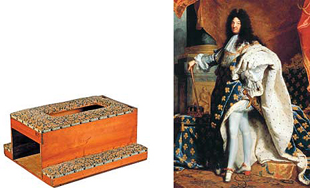 (사진 왼쪽)조선시대 왕이나 왕비가 쓰던 휴대용 변기인 ‘매화틀’이에요. (사진 오른쪽)하이힐을 신은 루이 14세의 초상. 루이 14세는 작은 키 때문에 하이힐을 신었다고 하는데, 유럽의 더러운 거리 탓에 16세기경부터 하이힐이 대중적으로 유행하였대요