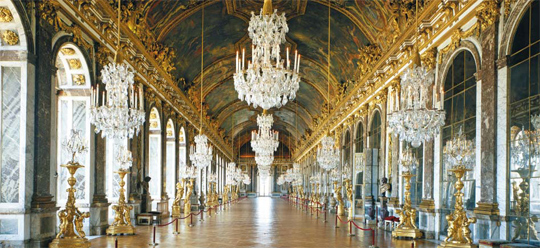 프랑스 베르사유 궁전 모습이에요. ‘왕의 권력은 신이 내린 것’이라고 생각한 루이 14세는 베르사유 궁전에서 귀족들과 수많은 파티를 열어 자신의 권력을 보여주었어요.