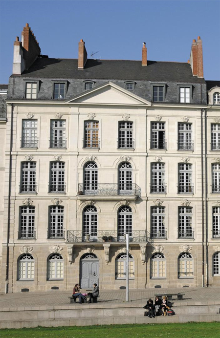 프랑스에는 창 너비에 따라 세금을 매기는 창문세가 있었대요. 그래서 프랑스 사람들은 집에 폭이 좁고 긴 창문을 냈답니다.