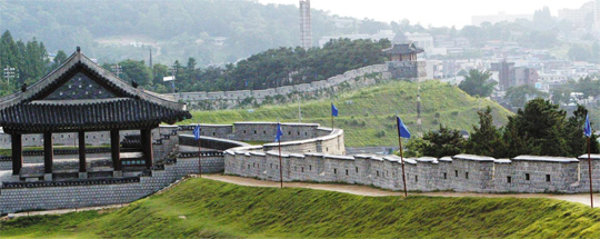 조선 후기에 세워진 수원 화성이에요. 건축을 할 때, 실학자 정약용이 만든 거중기가 큰 도움이 됐답니다