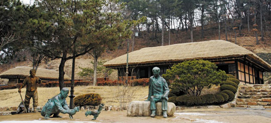 김유정 생가의 모습으로 그의 단편소설 속 한 장면을 재연한 조형물들이 눈에 띄네요.