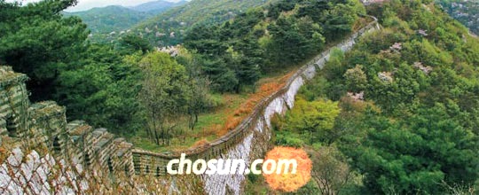 북한산성과 함께 조선 시대의 도성인 한양을 지키던 남한산성 모습이에요. 산세를 따라 굴곡진 성벽 위에서 내려다보면 시내가 한눈에 들어오지요. 