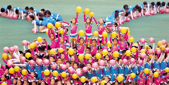 북한에는 우리와 같은 어린이날이 따로 없고, 비슷한 성격으로 사회주의권 나라들이 정한 기념일인 국제아동절이 있죠. 북한 각지의 탁아소와 유치원에서는 국제아동절 맞이 행사가 열려요. 대개 어린이들이 집단 체조를 하는 형태죠.
