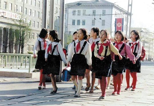 북한에서는 학생들이 등교할 때 일정한 장소에 모여 줄을 지어 들어가야 해요. 줄이 흐트러지거나 구호에 맞지 않으면 수정될 때까지 반복적으로 동작을 연습해야 한답니다.