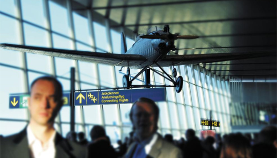 핀란드 헬싱키 공항 내 환승 구역을 지나는 사람들 사진