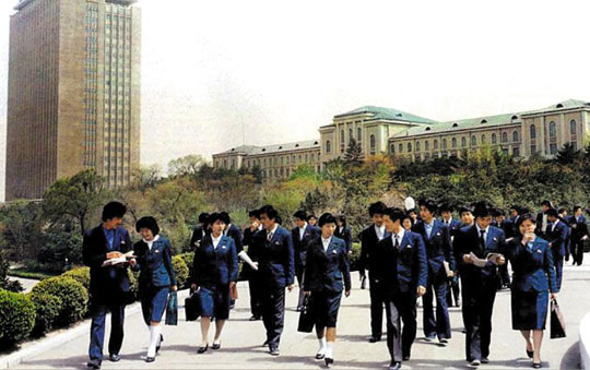 김일성대학 교정을 내려오는 대학생들의 모습이에요.