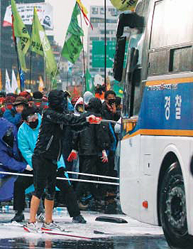 지난 14일 서울 광화문·서울광장 등 도심 일대에서는 ‘민중 총궐기’ 시위가 열려 쇠파이프를 들고 경찰차 유리를 부수는 등 폭력 행위를 한 집회 참가자들과 이를 진압하기 위해 물대포를 쏜 경찰의 충돌이 있었어요.