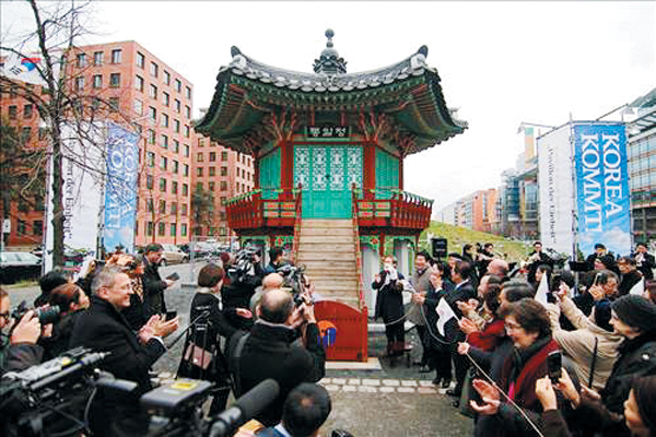 지난 25일 독일 베를린 포츠담 광장에서 한국의 통일을 기원하는 통일 정자가 일반 시민들에게 공개되었어요.