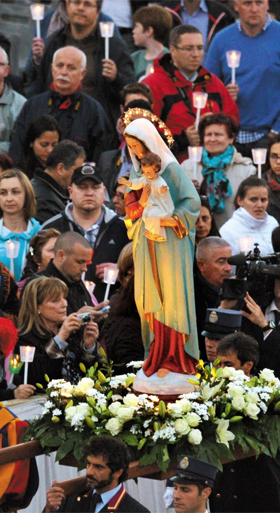 성모 마리아를 공경하는 축제일이었던 지난 2013년 5월 31일 바티칸 성 베드로 광장. 가톨릭 신자들이 성모 마리아상을 둘러싸고 촛불을 든 채 기도하고 있어요.