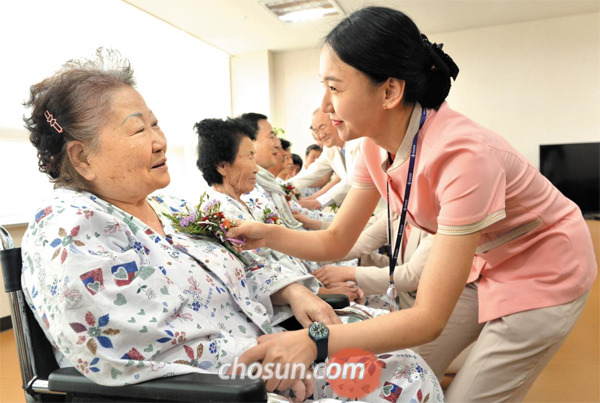지난해 5월 6일 대전 서구 대청병원에서 간호사들이 노인 환자들에게 어버이날 카네이션을 달아주고 있어요. 