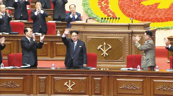 9일 북한 노동당 대회에서 김정은이 당 위원장에 취임해 박수를 받고 있어요. 