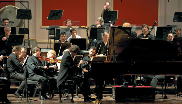 지난해 8월 피아니스트 백건우가 아르헨티나 콜론 극장에서 부에노스아이레스 필하모닉과 브람스 피아노 협주곡을 연주하며 관객들에게 한국 클래식의 우수성을 알리고 있어요.