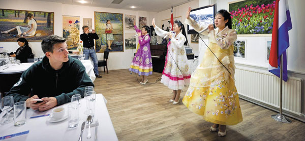 지난 2012년 네덜란드 암스테르담의 북한 식당‘평양’에서 종업원들이 노래를 부르고 있어요. 