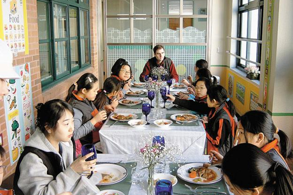 지난 2006년 서울 노원구에서 열린 식사 예절 수업에 참가한 학생들이 서로 속도를 맞추며 식사하고 있어요.