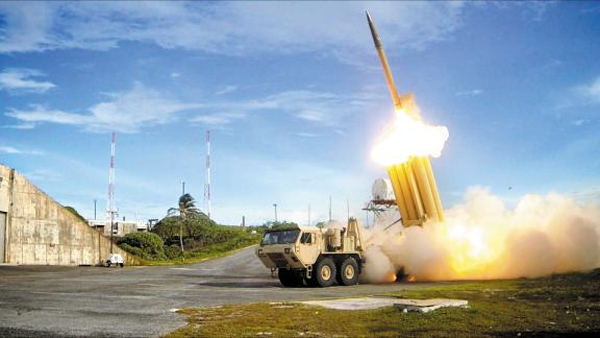 사드(THAAD)의 미사일 발사대에서 요격 미사일이 발사되는 모습이에요.