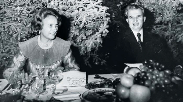 1981년 겨울, 루마니아 부쿠레슈티의 인민궁전에서 니콜라에 차우셰스쿠와 엘레나 차우셰스쿠가 만찬을 즐기고 있어요. 당시 동유럽 최빈국이었던 루마니아에서 사과(사진 오른쪽 아래)는 매우 구하기 어려운 음식이었답니다. 
