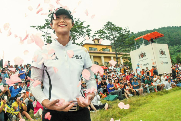 지난 9월 박성현 선수가‘한화금융클래식’에서 우승한 뒤 꽃잎으로 축하 세례를 받는 모습이에요.