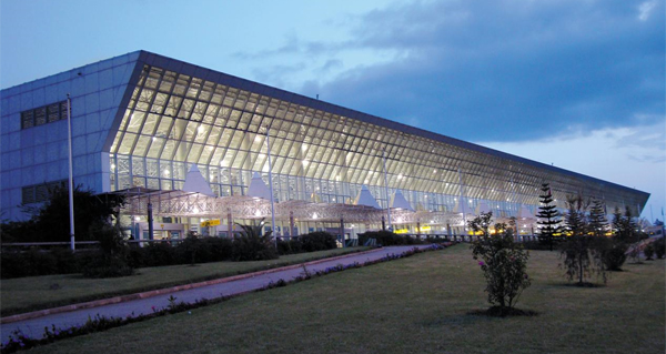 아프리카 공항 중 가장 큰 규모를 자랑하는 에티오피아 아디스아바바의 볼레 국제공항 모습이에요. 