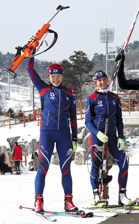 러시아 출신으로 귀화해 한국 바이애슬론 국가대표가 된 안나 프롤리나(왼쪽), 에바쿠모바 선수의 모습이에요. 