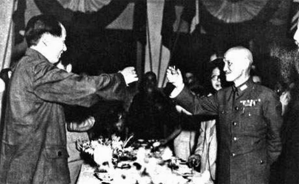 1945년 마오쩌둥(왼쪽)과 장제스(오른쪽)가 일제의 패망을 기뻐하며 건배하는 모습이에요. 두 사람은 제2차 국공 합작으로 함께 일제에 맞섰지만, 일제가 패망한 이후 중국 대륙의 패권을 놓고 내전을 벌였어요. 