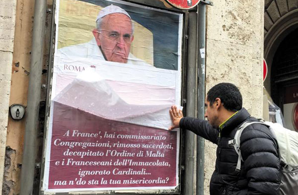 지난 4일(현지 시각) 이탈리아 로마 시내에는 프란치스코 교황을 비방하는 벽보가 대량으로 붙어 현지 경찰이 수사에 착수했어요.