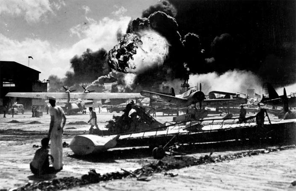 1941년 일본군의 진주만 공습을 받은 미군 기지의 모습이에요.