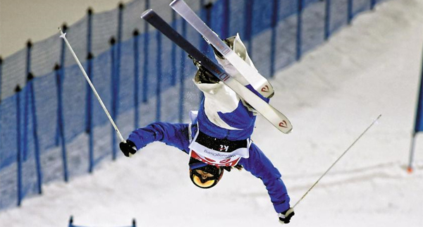 프리스타일 스키 모글 종목에서 활약 중인 서정화 선수가 지난 11일 강원도 평창에서 열린 FIS(국제스키연맹) 월드컵에서 공중에 날아올라 기술을 펼치는 모습이에요.