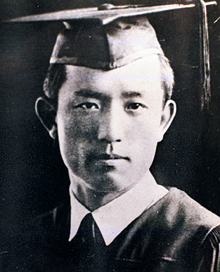 윤동주 시인이 1941년 연희전문학교를 졸업할 때 찍은 사진이에요.