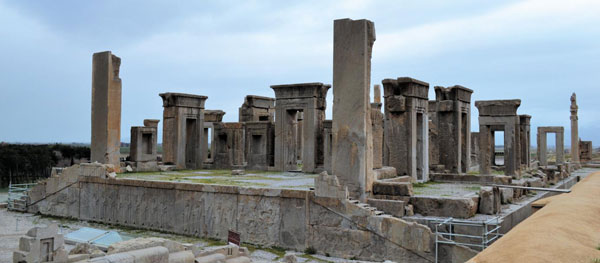 페르시아 제국의 왕 다리우스 1세가 여름 궁전을 짓고 살았던 페르세폴리스 유적지의 모습입니다.
