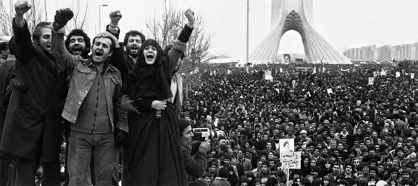 1979년 이란혁명 당시 테헤란 시민들이 ‘샤(왕) 기념탑’ 주변에 모여들어 구호를 외치고 있어요. 군중 틈에는 종교지도자 호메이니의 대형 사진이 들어간 피켓이 여럿 보여요. 혁명이 성공한 후 이 탑은 ‘아자디(자유) 기념탑’으로 이름이 바뀌었죠.