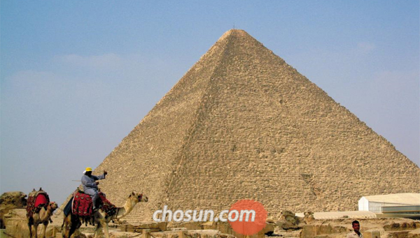 기원전 27세기~기원전 21세기에 거대한 피라미드를 지을 정도로 번성했던 이집트 고왕국은 나일강 상류의 가뭄으로 농경지가 줄어들면서 몰락하고 말았어요.