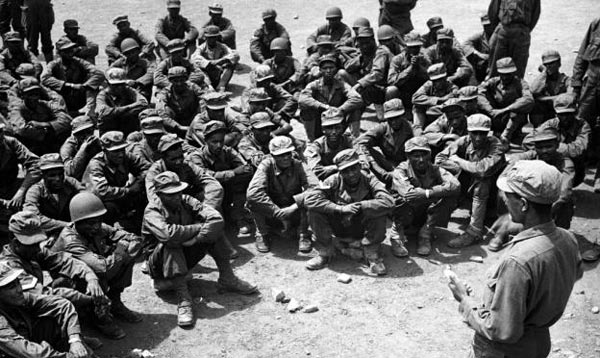 6·25전쟁 당시 한국에 파병된 에티오피아‘강뉴 부대’병사들이 지휘관의 설명을 듣고 있어요.