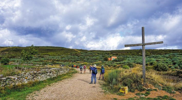 스페인 북부에서 순례자들이 유네스코 세계문화유산인 ‘산티아고 순례자의 길’을 걷고 있어요.