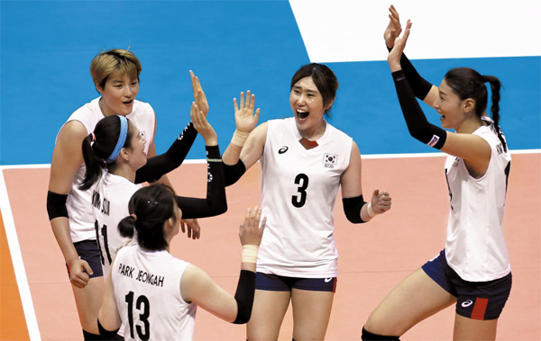 한국 여자배구 대표팀이 17일 아시아선수권대회에서 중국을 상대로 득점한 후 환호하고 있어요. 