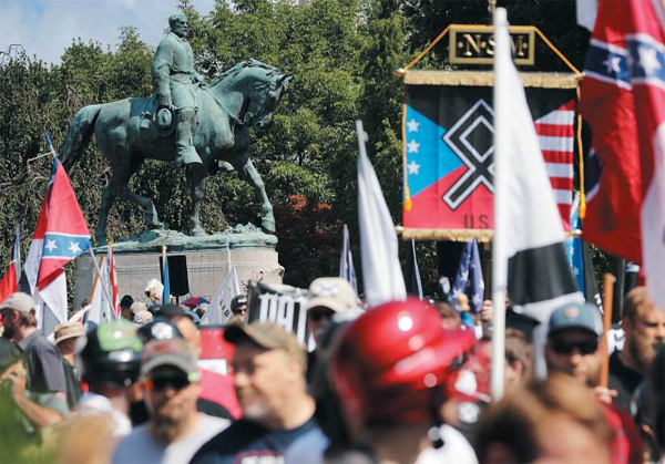 미국 버지니아주(州) 샬러츠빌 해방공원에 세워진 로버트 리 장군 동상 앞에서 백인우월주의 단체 회원들이 모여 시위를 벌이고 있어요. 이 중 일부는 옛 남부연합기와 심지어 나치 상징물을 휘날리기도 했어요. 결국 시위가 폭력적으로 번져 1명이 숨지고 수십명이 다쳤어요.
