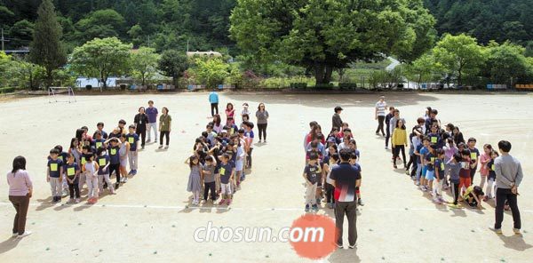 지난봄 강원도 홍천 모곡초등학교 운동장에 이 마을 인근 4개 초등학교 학생 전원이 모여 체육 수업을 준비하고 있어요.