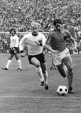 1974년 서독월드컵 결승전에서 맞붙은 독일과 네덜란드 대표팀은 모두 ‘4-3-3’ 포메이션으로 전술을 짰답니다.