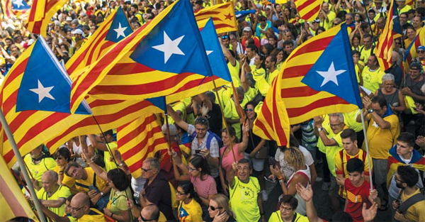 내달 1일 스페인 카탈루냐 자치정부의 분리 독립 주민투표를 앞두고 11일 바르셀로나에서 시민들이 카탈루냐 독립기 ‘에스텔라다’를 흔들며 시위를 벌이고 있어요. 