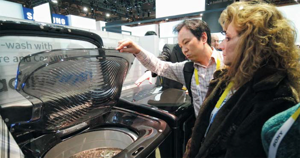 지난해 미국에서 열린 전자제품 전시회에서 관람객들이 한 국내 기업의 세탁기를 살펴보고 있어요.