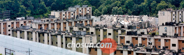 현재 재건축이 진행 중인 서울 강남구 개포동의 한 아파트 단지. 재건축을 앞둔 아파트 가격이 많이 오르는 것은 기대 심리 효과가 크기 때문이랍니다.